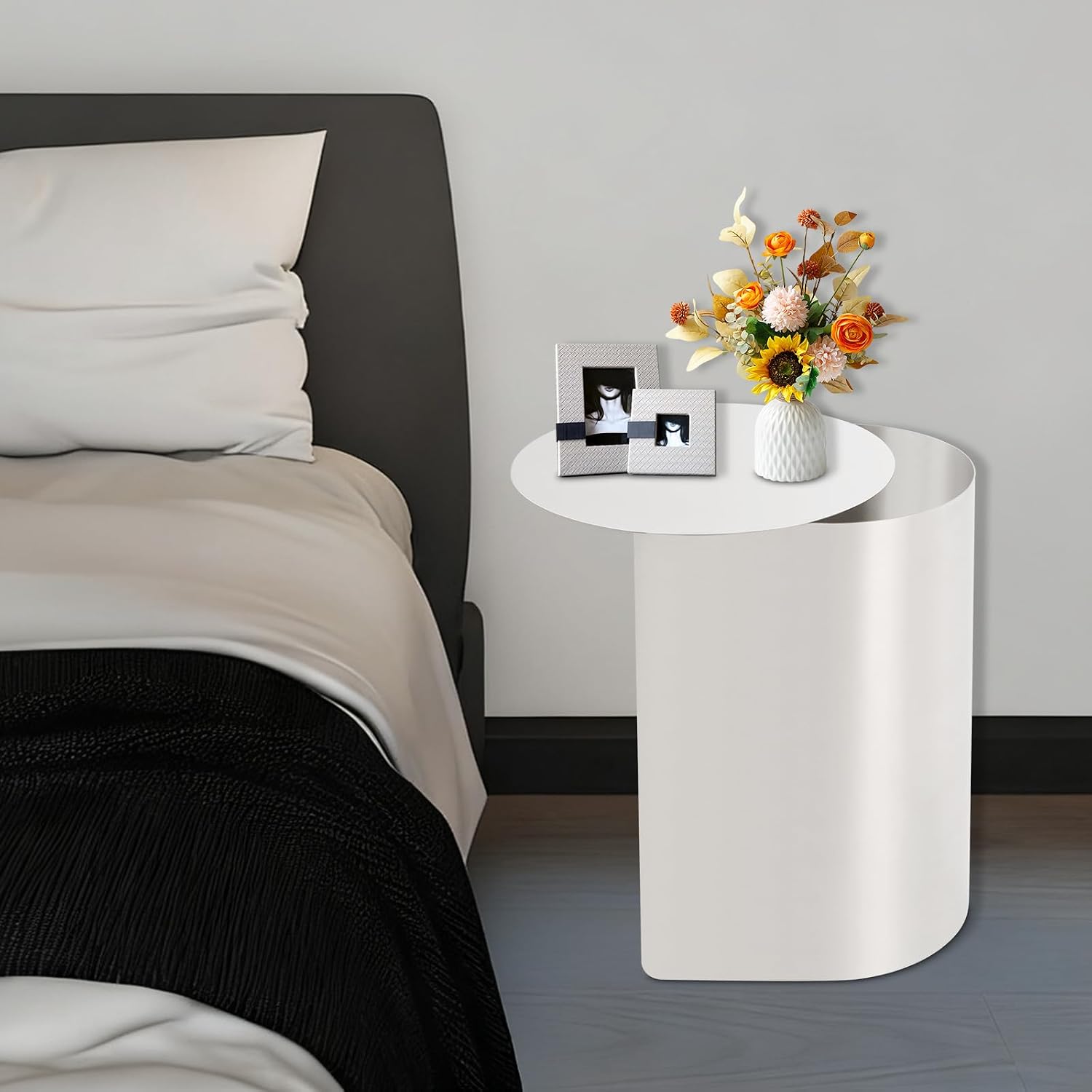 Modern Side Table Stainless Steel Sofa Table Geometric Design Coffee Table with Curved Design for Living Room Bedroom, 55.12lbs Load (11.02 * 18.11 * 20.07inch, Round)
