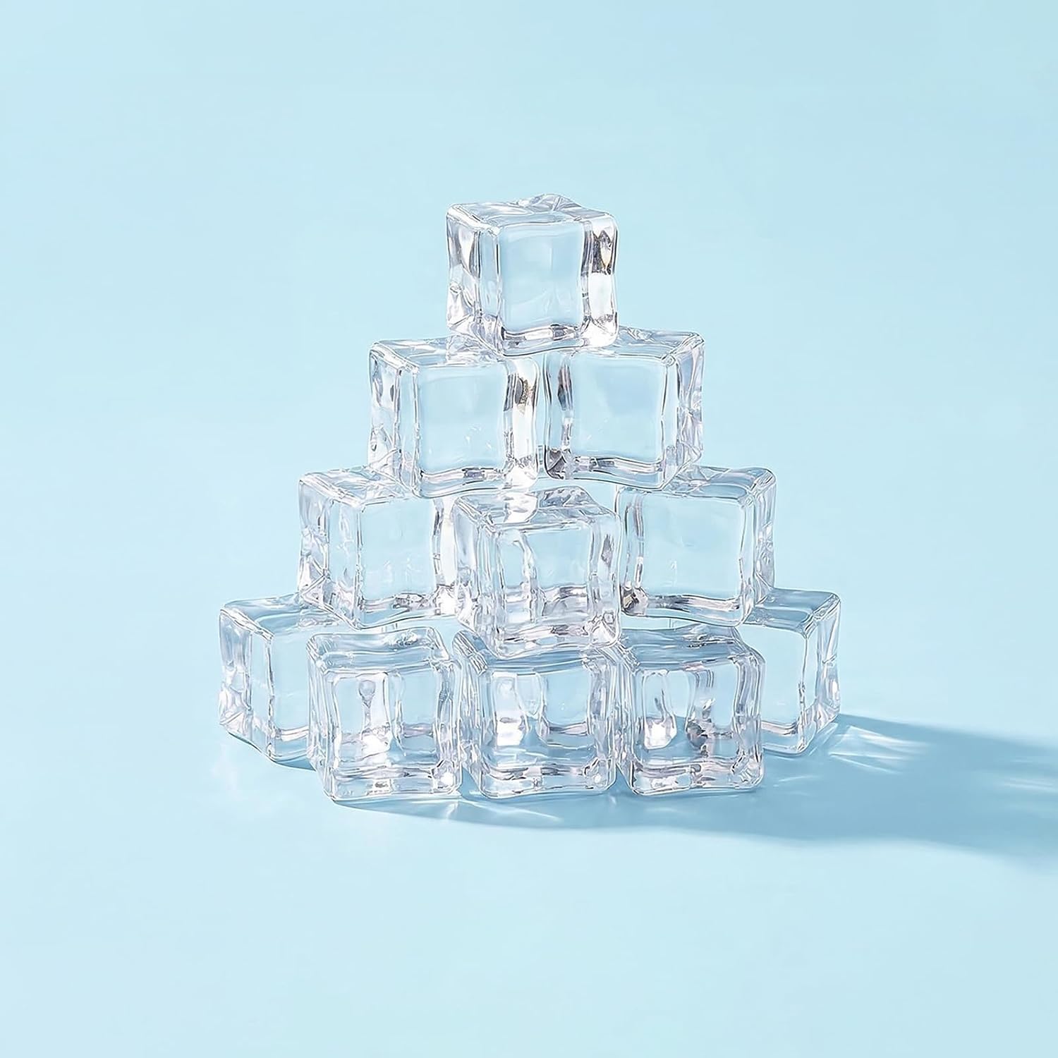 Fake Ice Cubes，100Pcs 15mm Clear Artificial Acrylic Ice Cubes Plastic Faux Icecubes for Fake Bake Vase Fillers Table Decorations Photography Prop