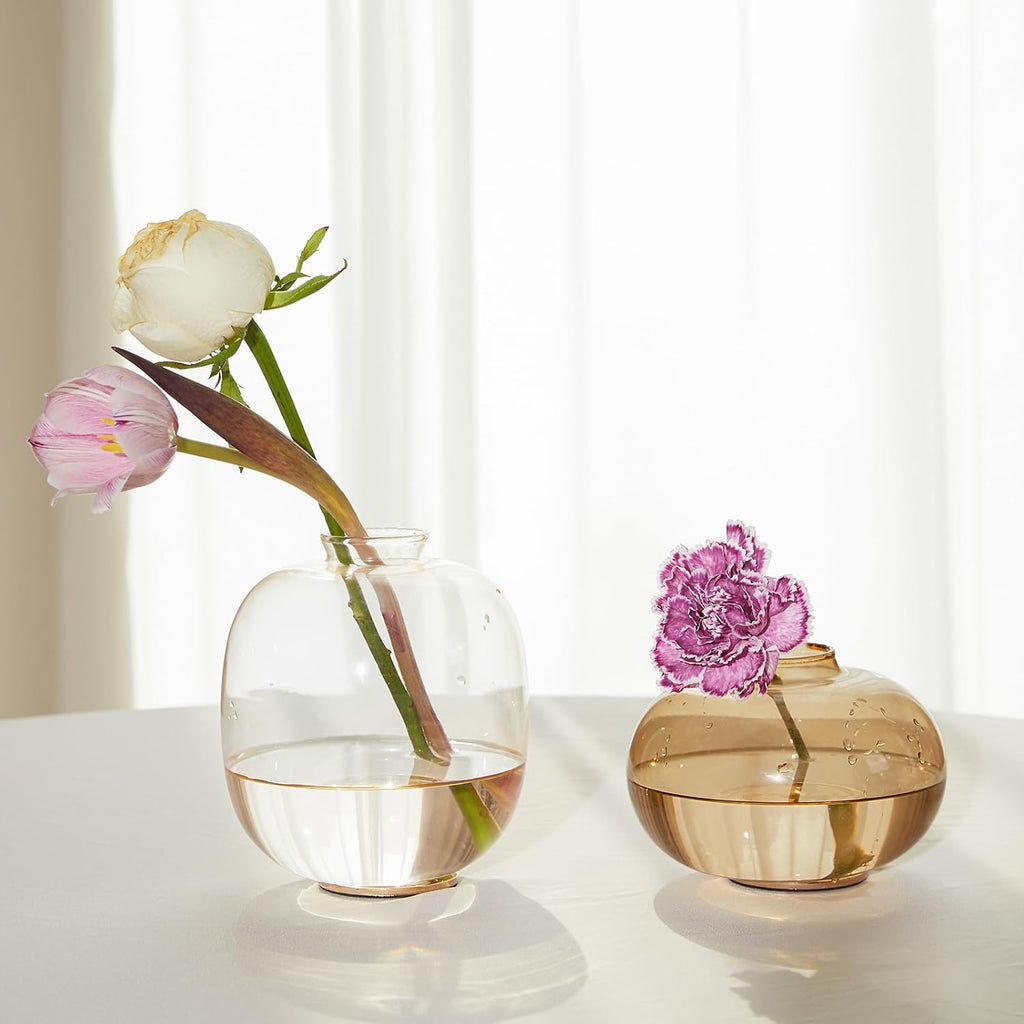 DN DECONATION Amber Bud Vases Set of 2, Small Round Brown Glass Flower Vases with Gold Non-Slip Base for Centerpieces Dining Table Decor Bookshelf Bedside Table Housewarming Gift Tulip Fall