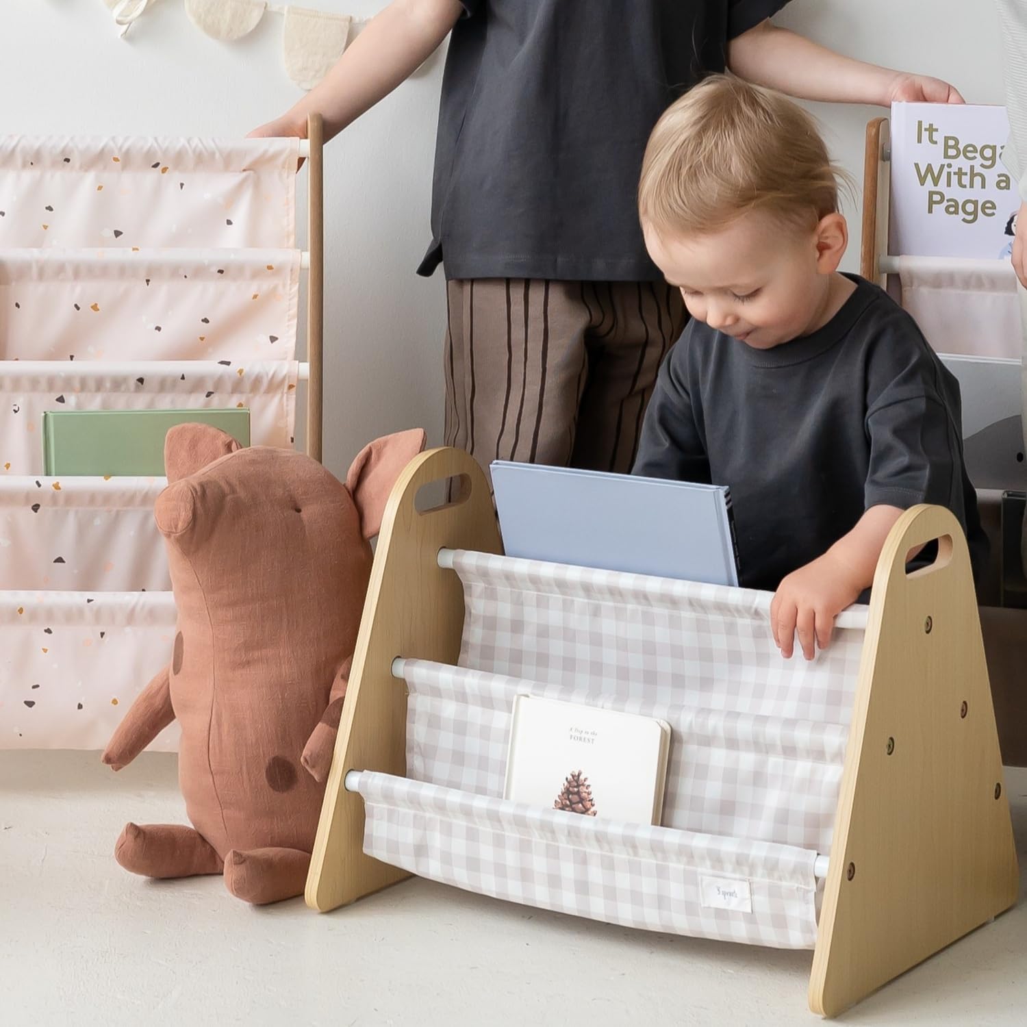 3 Sprouts Double Sided Baby Bookshelf - Portable Book Shelf for Kids Rooms - Ideal Toddler Book Storage - Nursery Bookshelf - Small Bookshelf for Child's Room - Book Organizer - Gingham Beige