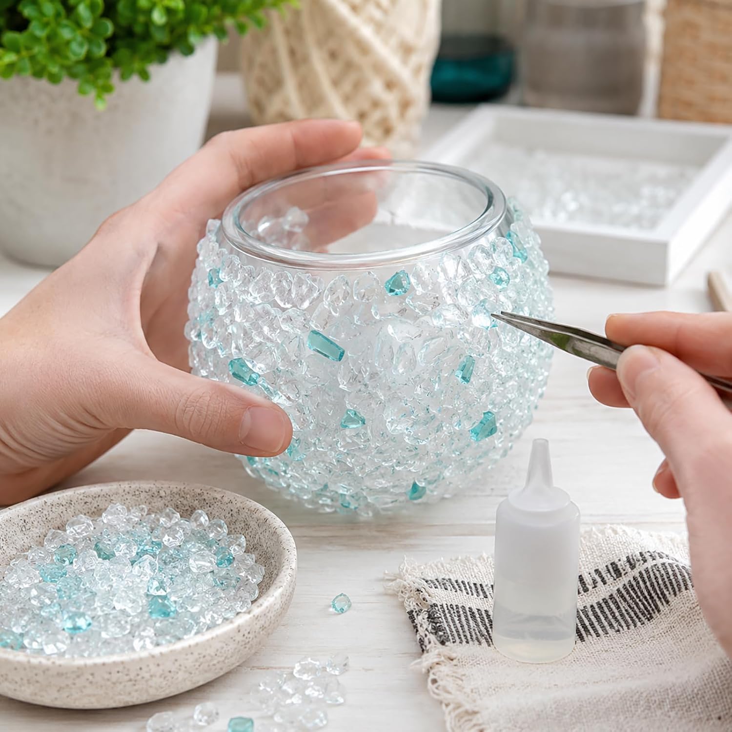 Crushed Glass for Resin Art, Decorative Shattered Glass for Crafts, Resin Fillers, Vase Fillers, Sparkling Glass Pieces for Home Decor, 3-6mm, 1.5LB (Clear)