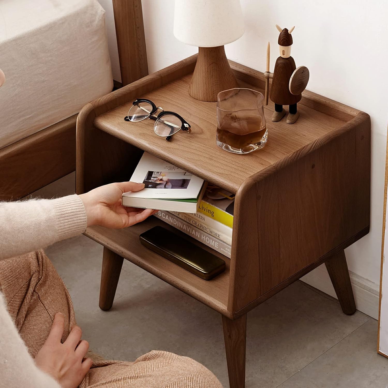 Solid Beech Wood End Tabld Nightstand Bedside Table Modern Night Stand Minimalist Bedside Storage Cabinet Wooden End Table for Bedroom (Walnut,1)