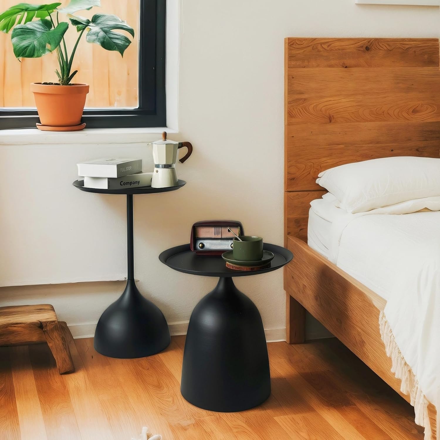 Benkyo Black Nesting Tables Pedestal Coffee Table Set of 2 Nesting Side Tables Round Metal End Table Small Circle Modern Sofa Table for Living Room，Black