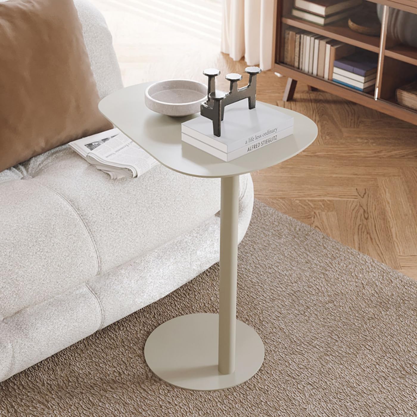 C-Shaped Side End Table, C Table for Sofa Couch Modern End Table Small TV Tray Table Metal Tabletop Home Decor Side Table for Living Room Bedroom (Beige)