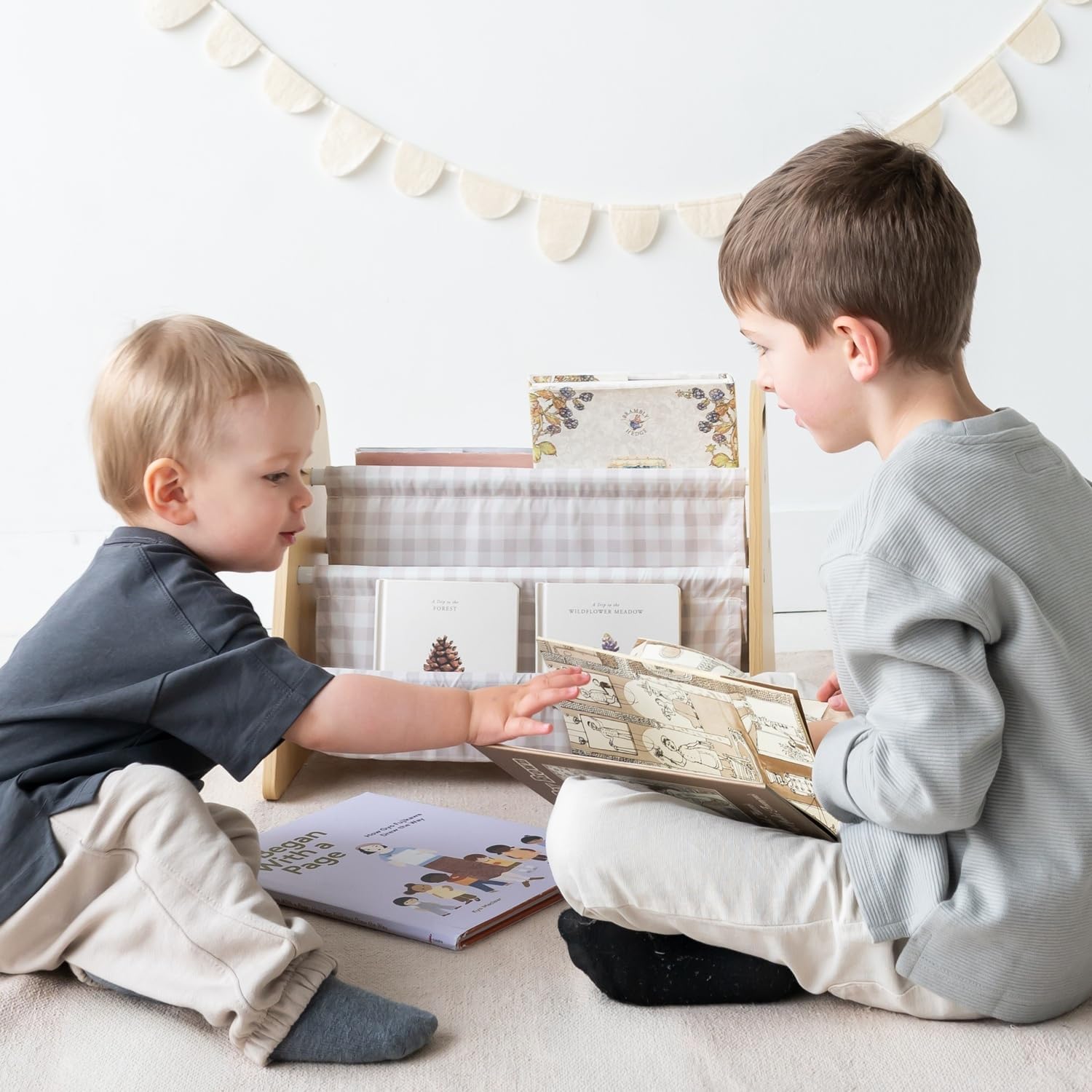 3 Sprouts Double Sided Baby Bookshelf - Portable Book Shelf for Kids Rooms - Ideal Toddler Book Storage - Nursery Bookshelf - Small Bookshelf for Child's Room - Book Organizer - Gingham Beige