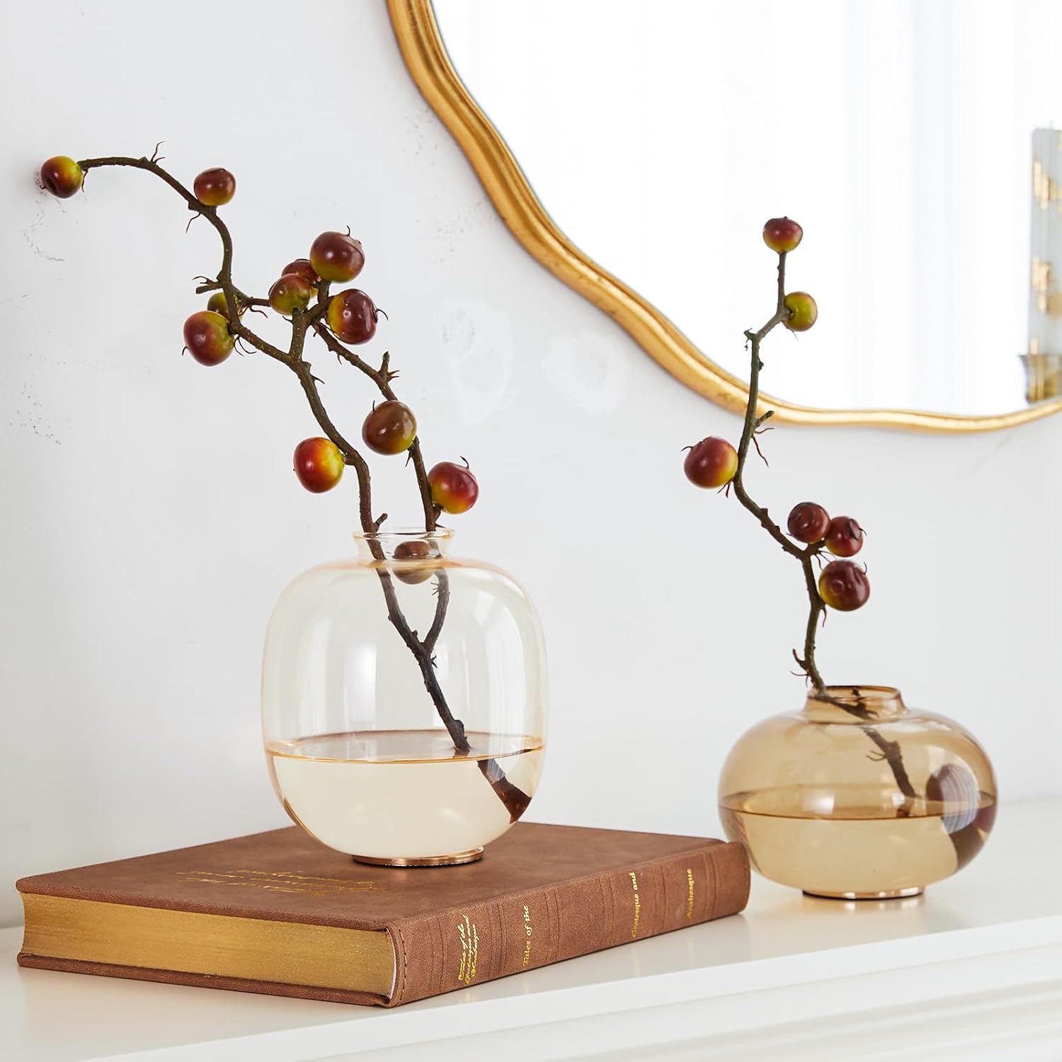 DN DECONATION Amber Bud Vases Set of 2, Small Round Brown Glass Flower Vases with Gold Non-Slip Base for Centerpieces Dining Table Decor Bookshelf Bedside Table Housewarming Gift Tulip Fall