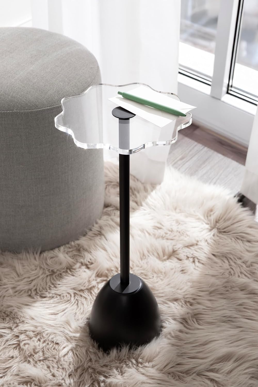 Kate and Laurel Acari Modern Pedestal Drink Table, 10 x 10 x 22, Clear Acrylic and Black, Decorative End Table with Scalloped Acrylic Tabletop for Use as Small Plant Stand or Cute Living Room Accent