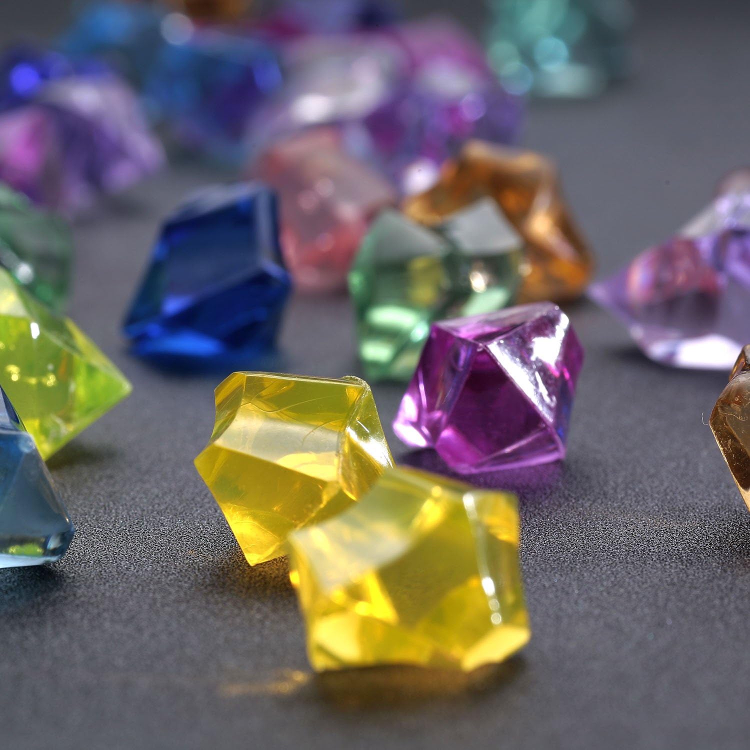 90PCS Multicolored Acrylic Fake Crushed Ice Rocks, Fake Diamonds Gems Plastic Ice Cubes for Crafts, Wedding Centerpieces, Vase Fillers, Home Decor, Table Scatter, Party Decorations