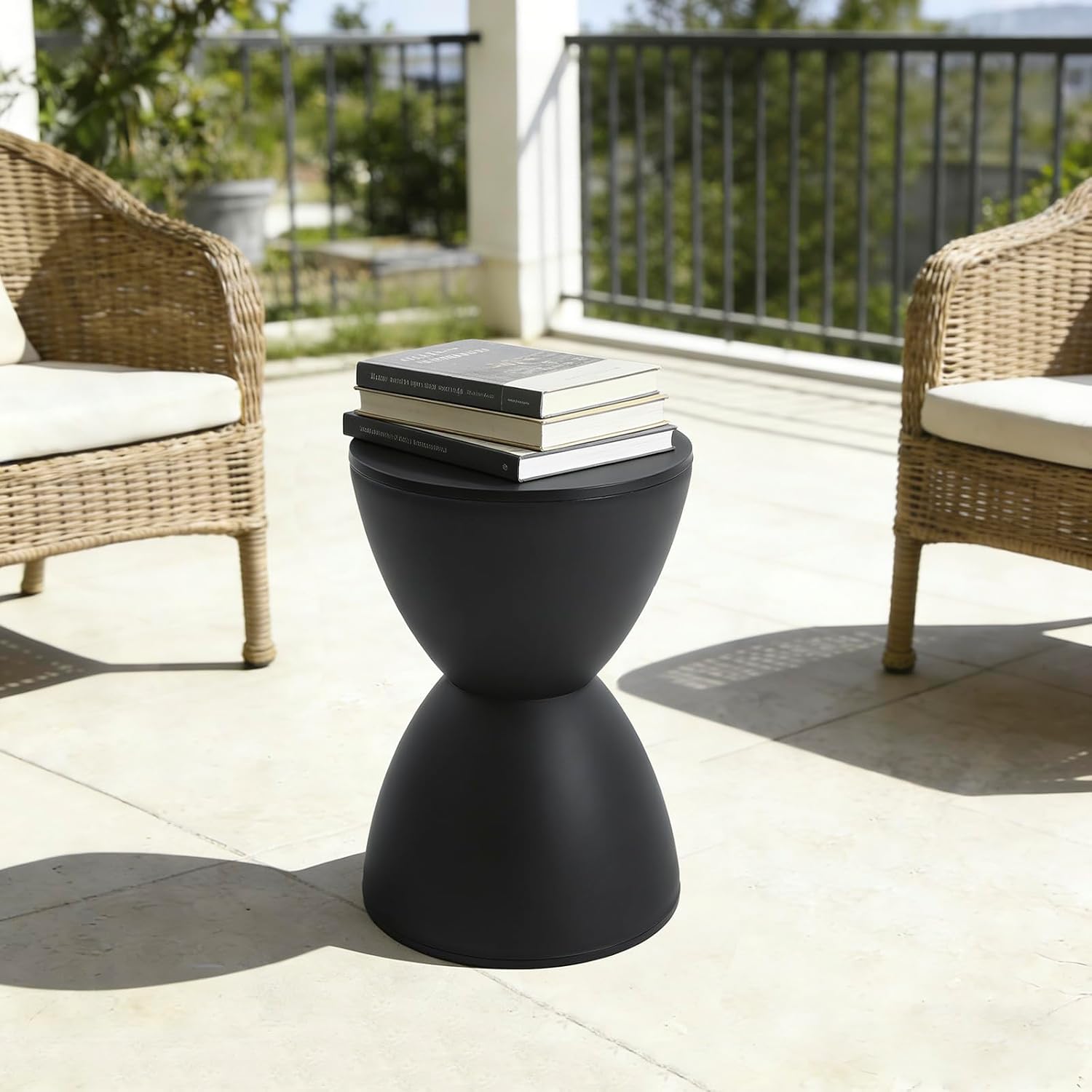 Small Plastic Drum Side Table Plastic Hourglass Modern End Table Round Outdoor Stool Side Table for Coffee Patio Indoor Home Bedroom, 11.81 * 16.93 in, Black