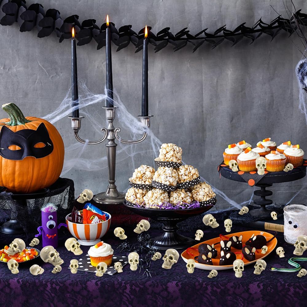Vellibring 150 PCS Halloween Mini Skull Heads Decoration, Plastic Miniature Decorative Skulls Halloween DIY Resin Skeleton Head Figurines for Halloween Vase Filler Trick Party Table Decor