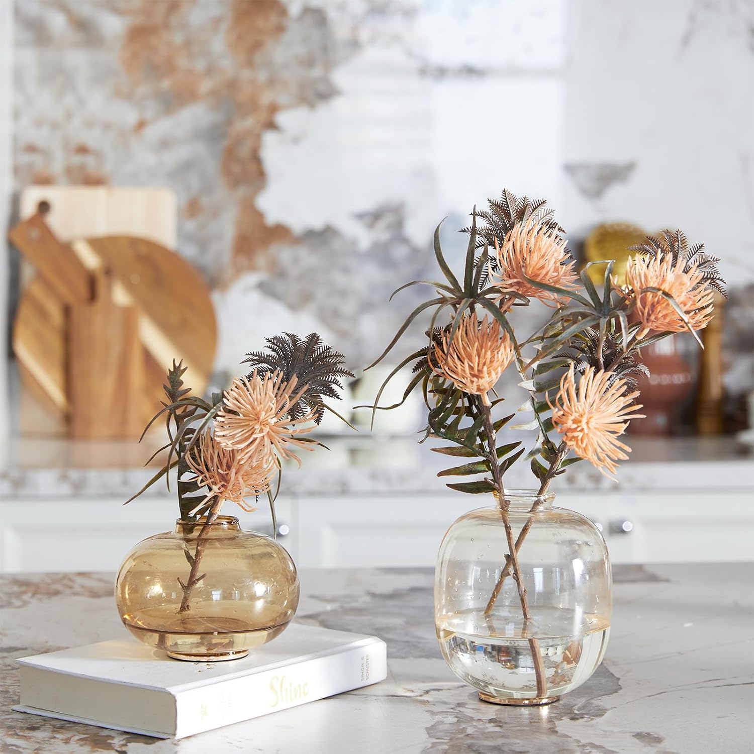 DN DECONATION Amber Bud Vases Set of 2, Small Round Brown Glass Flower Vases with Gold Non-Slip Base for Centerpieces Dining Table Decor Bookshelf Bedside Table Housewarming Gift Tulip Fall