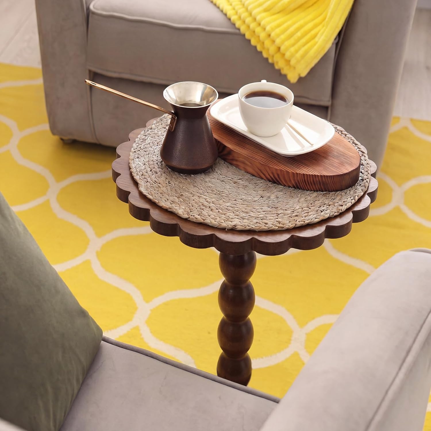 Novabright Round Side Table with Scalloped Edge Small Drink End Table with Solid Wood Legs Modern Accent Nightstand for Living Room Bedroom Corner Office