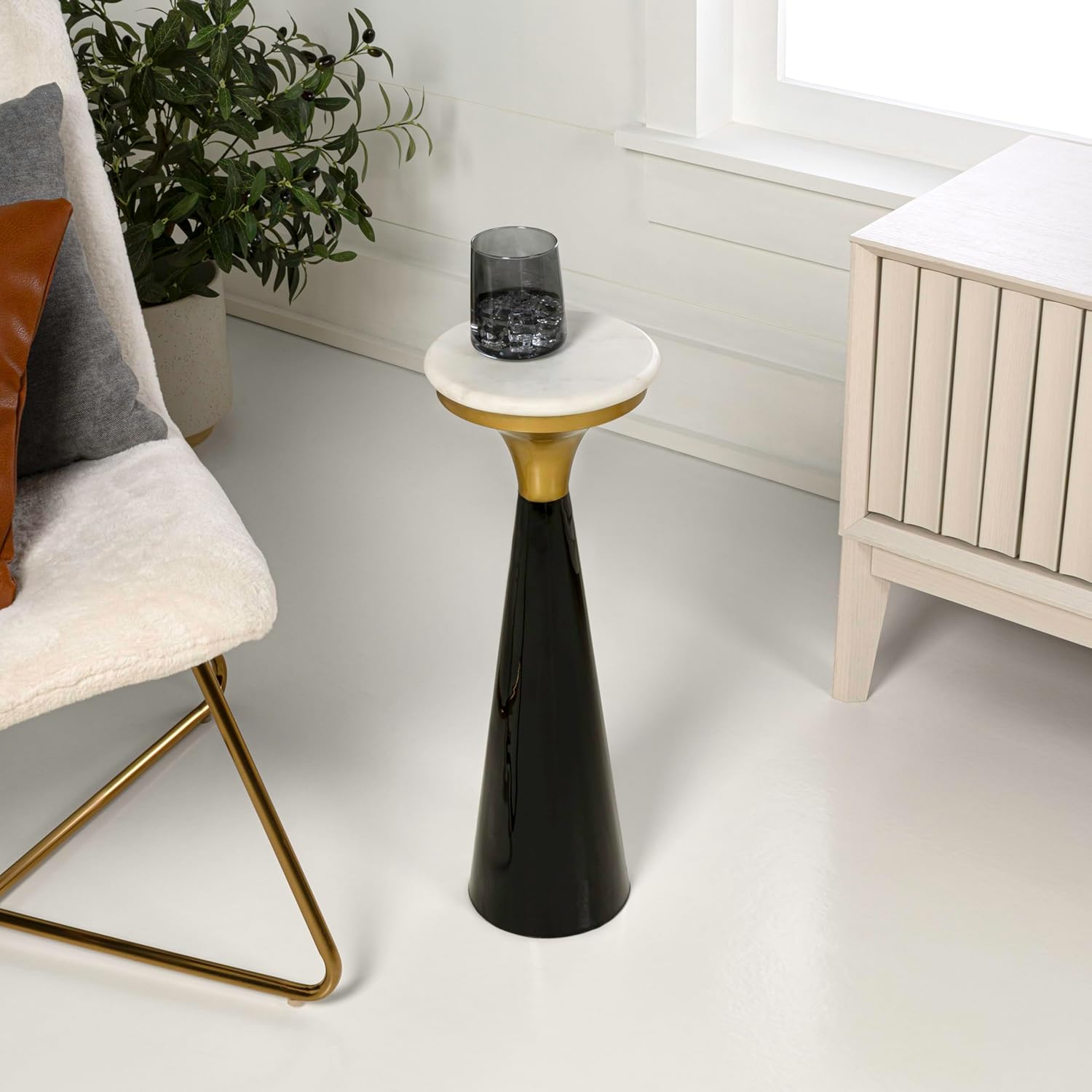 JONATHAN Y Oliver Black/Gold Metal Drink Table with White Marble Top, 8" Small Round Pedestal Side Table for Living Room, Modern Martini Cocktail Accent Stand for Small Spaces, 22.25" H END1009B