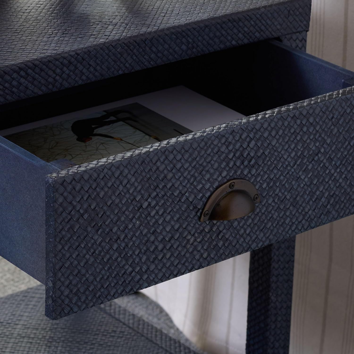 SAFAVIEH Home Collection – Epke Navy 1-Drawer 1-Shelf Accent Table, Woven Raffia Design, Fully Assembled (ACC6616C)
