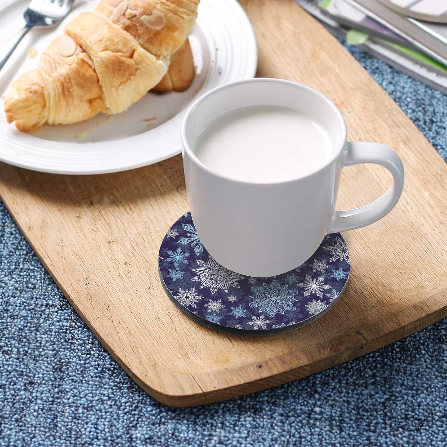 4 Pieces Blue & White Snowflake Christmas Coasters Set, Non-slip Heat-Resistant Absorbent Drink Coaster with Cork Base, Round Cup Mat Pad for Kitchen Bar Cafe Deco, Perfect Housewarming Gifts 3.9" x 0