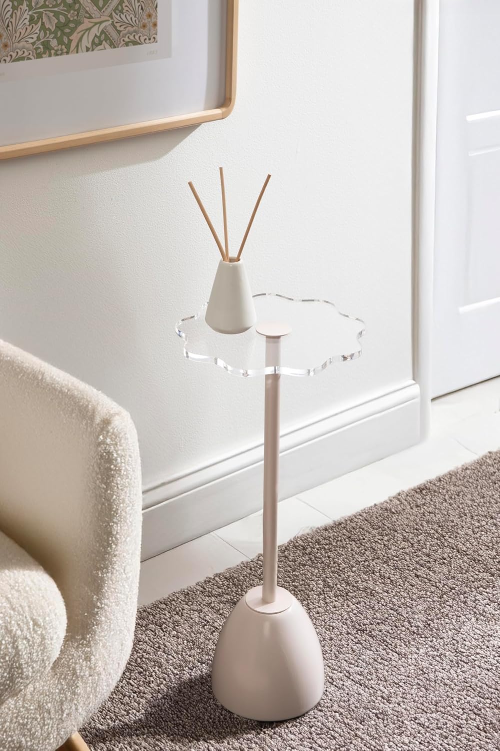 Kate and Laurel Acari Modern Scallop Pedestal Drink Table, 10 x 10 x 22, Clear Acrylic and Pink, Decorative End Table with Scalloped Acrylic Tabletop for Use as Small Plant Stand or Living Room Accent