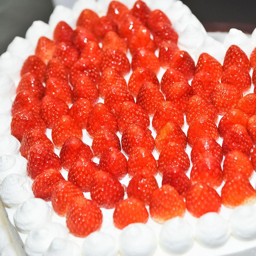 Lyrow 100 Pieces Artificial Strawberries 2.2inch/2.76inch/3.35inch Faux Realistic Strawberry Decor Plastic Simulation Fake Lifelike Fruit for Photography Prop Cabinet Party(Cute)