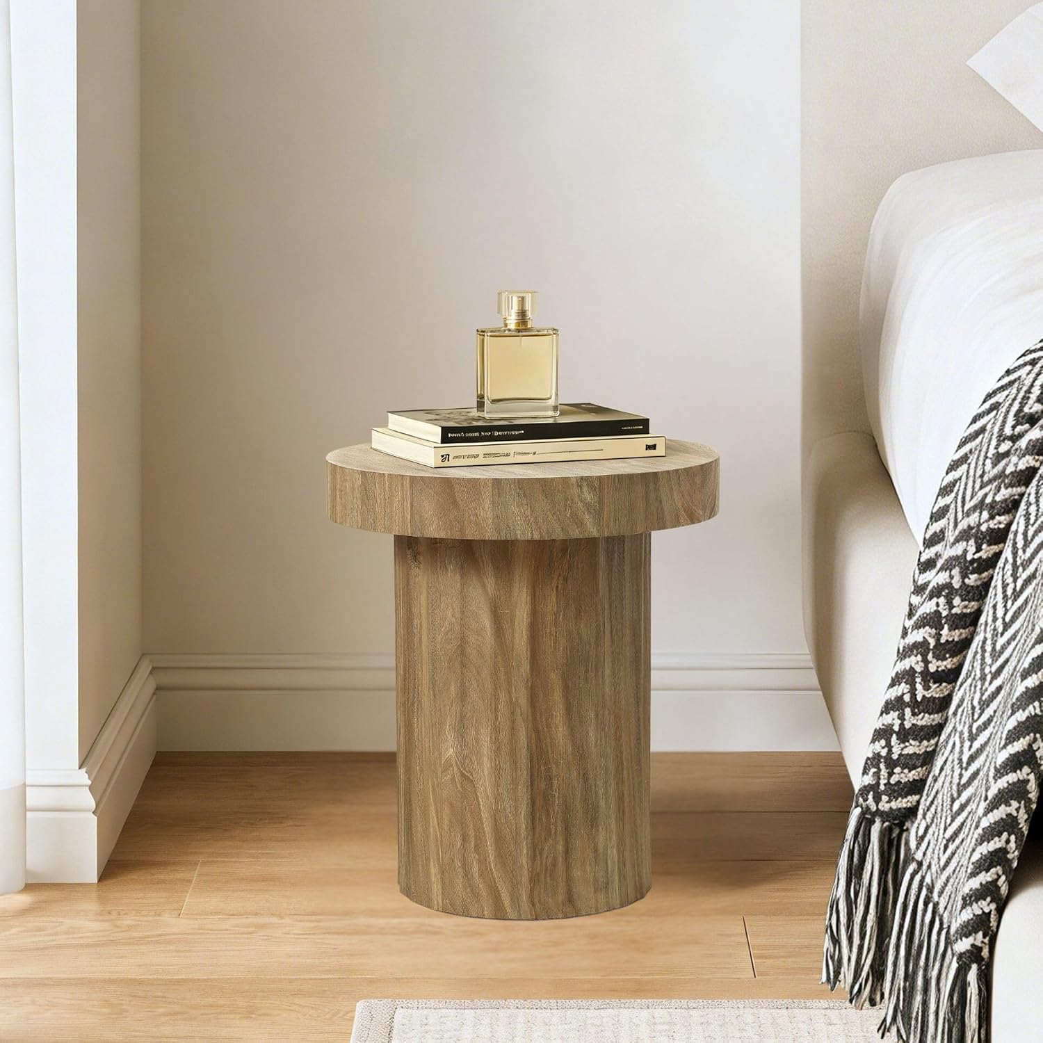 LuxenHome 19.7" H Wood Round Side Table, Natural Oak Finish Fluted Small Accent End Table, Mid Century Modern Wooden Coffee Table for Small Spaces, Bedside Night Stand for Couch, Living Room