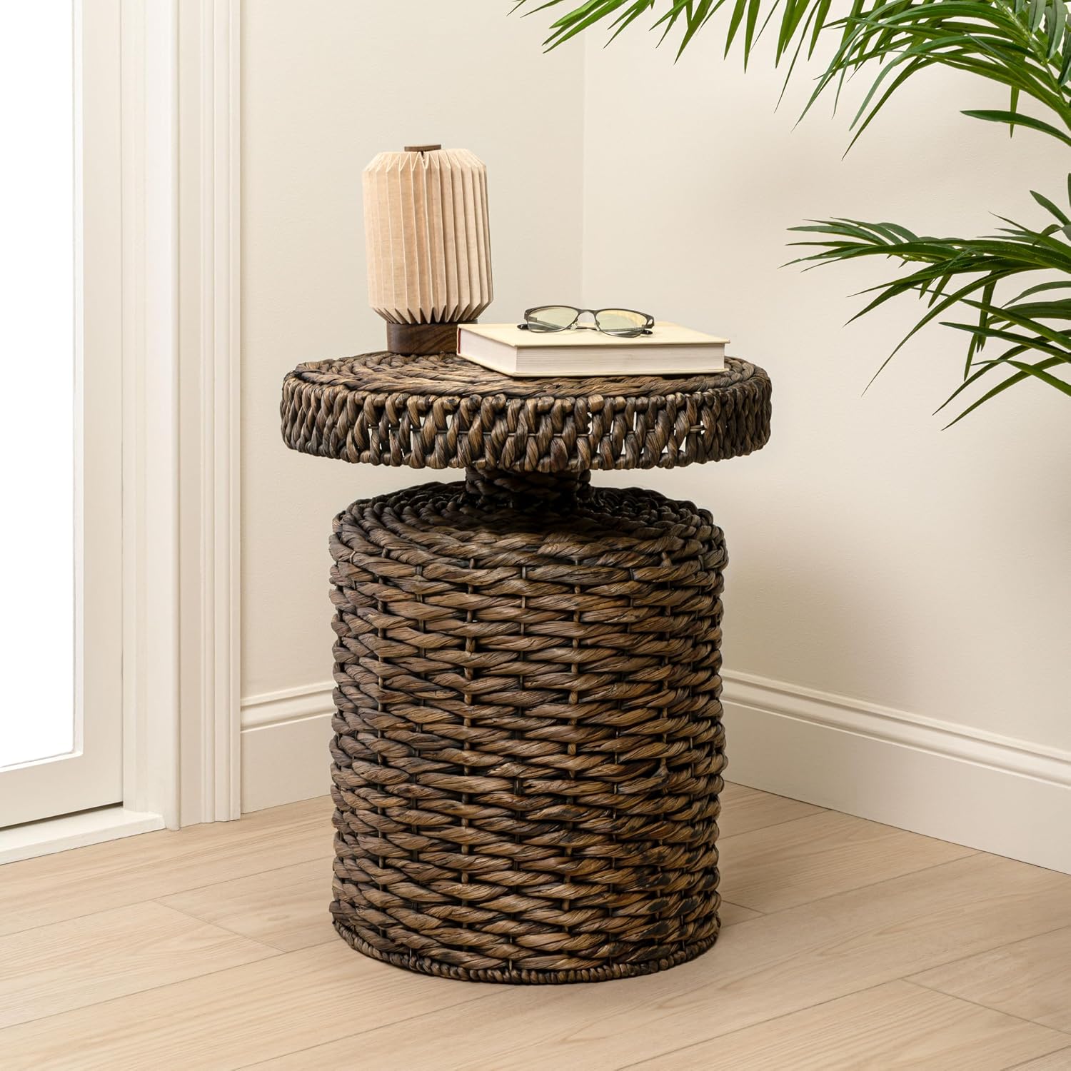 JONATHAN Y Marisol Round Brown Woven Water Hyacinth Side Table with Iron Frame, 24" Pedestal End Table for Living Room, Coastal Bohemian Accent Nightstand TBL2504B