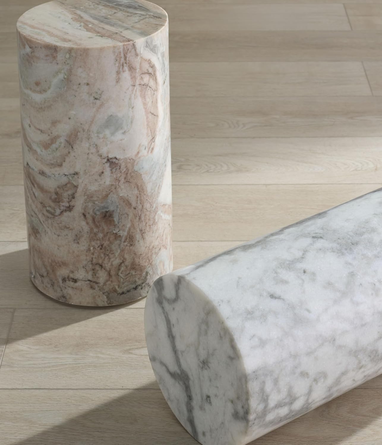 SAFAVIEH Couture Collection - Leah Bryanna White Marble Accent Table, Round Drink Table, Sculptural Pedestal Design (SFV9750A)