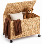 Cinnvoice 17.2 Gallon(65 L) 22×13×14 in Wicker Storage Trunk with Wheels & Lid Heavy Duty Rolling Storage Bench Large Toy Chest Water Hyacinth Woven Blanket Bin for Bedroom, Laundry Room, Natural