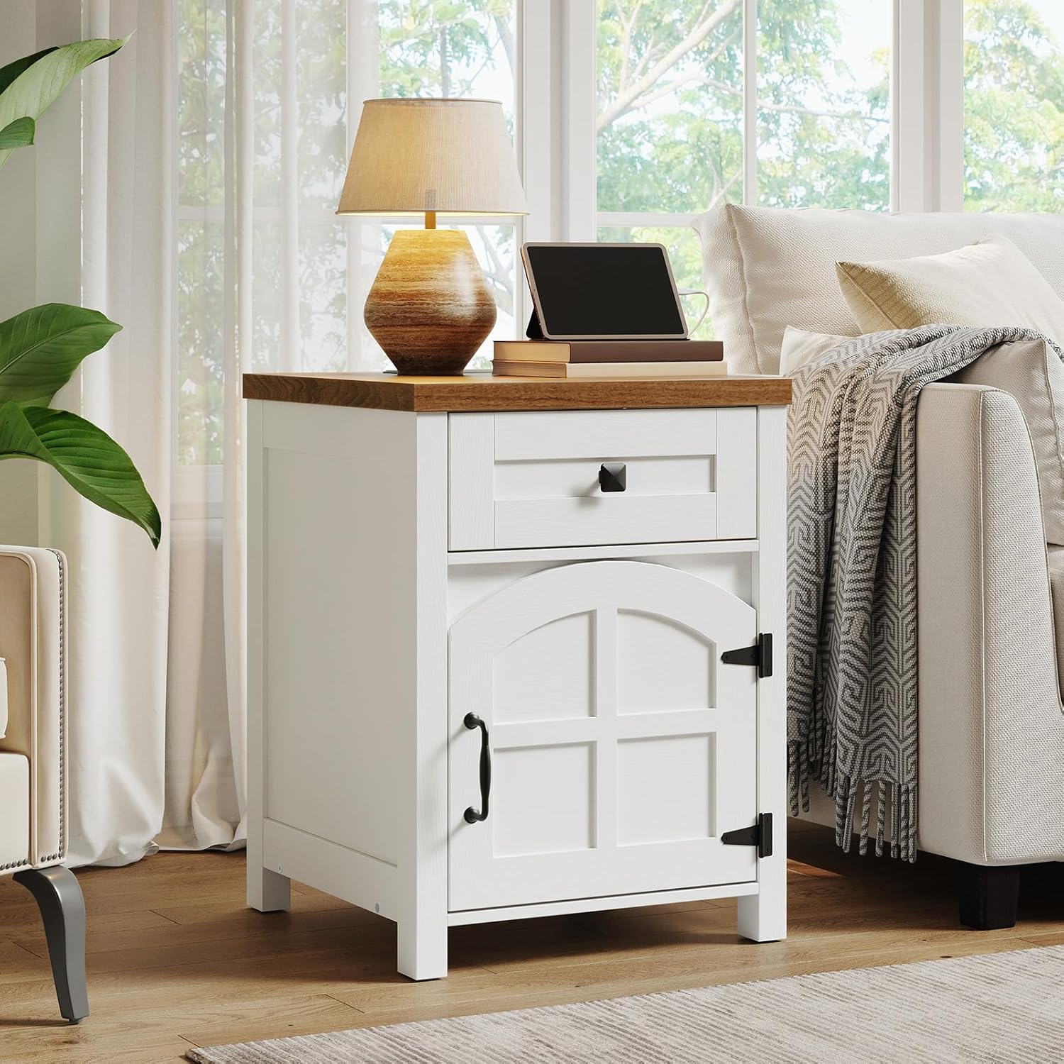 HOOBRO Farmhouse End Table with Charging Station, End Tables Living Room with Drawer, Rustic Nightstand with Arched Barn Door, Wooden Sofa Side Bedside Table, White and Walnut WH406UBZ01