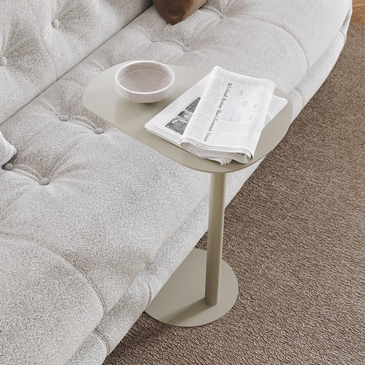 C-Shaped Side End Table, C Table for Sofa Couch Modern End Table Small TV Tray Table Metal Tabletop Home Decor Side Table for Living Room Bedroom (Beige)