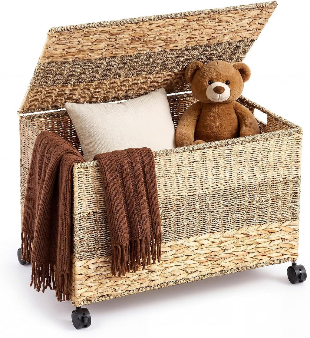 Cinnvoice 17.2 Gallon(65 L) 22×13×14 in Wicker Storage Trunk with Wheels & Lid Heavy Duty Rolling Storage Bench Large Toy Chest Water Hyacinth Woven Blanket Bin for Bedroom, Laundry Room, Tricolor