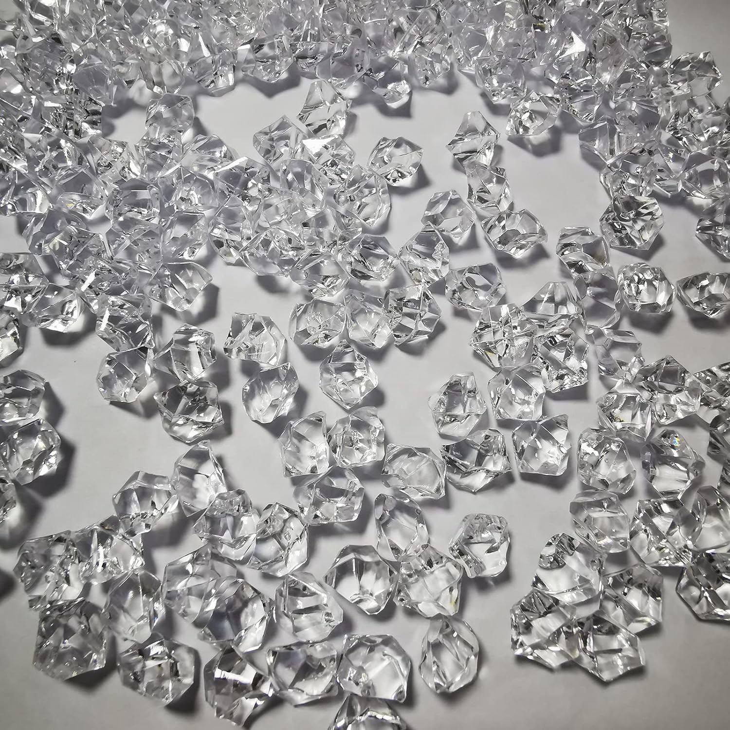 Fake Ice Cubes, 1000 Pcs Acrylic Ice Rocks for Centerpieces, 11 * 14 mm Artificial Ice Table Scatter, Fake Crushed Ice Acrylic Vase Fillers Christmas Decorations