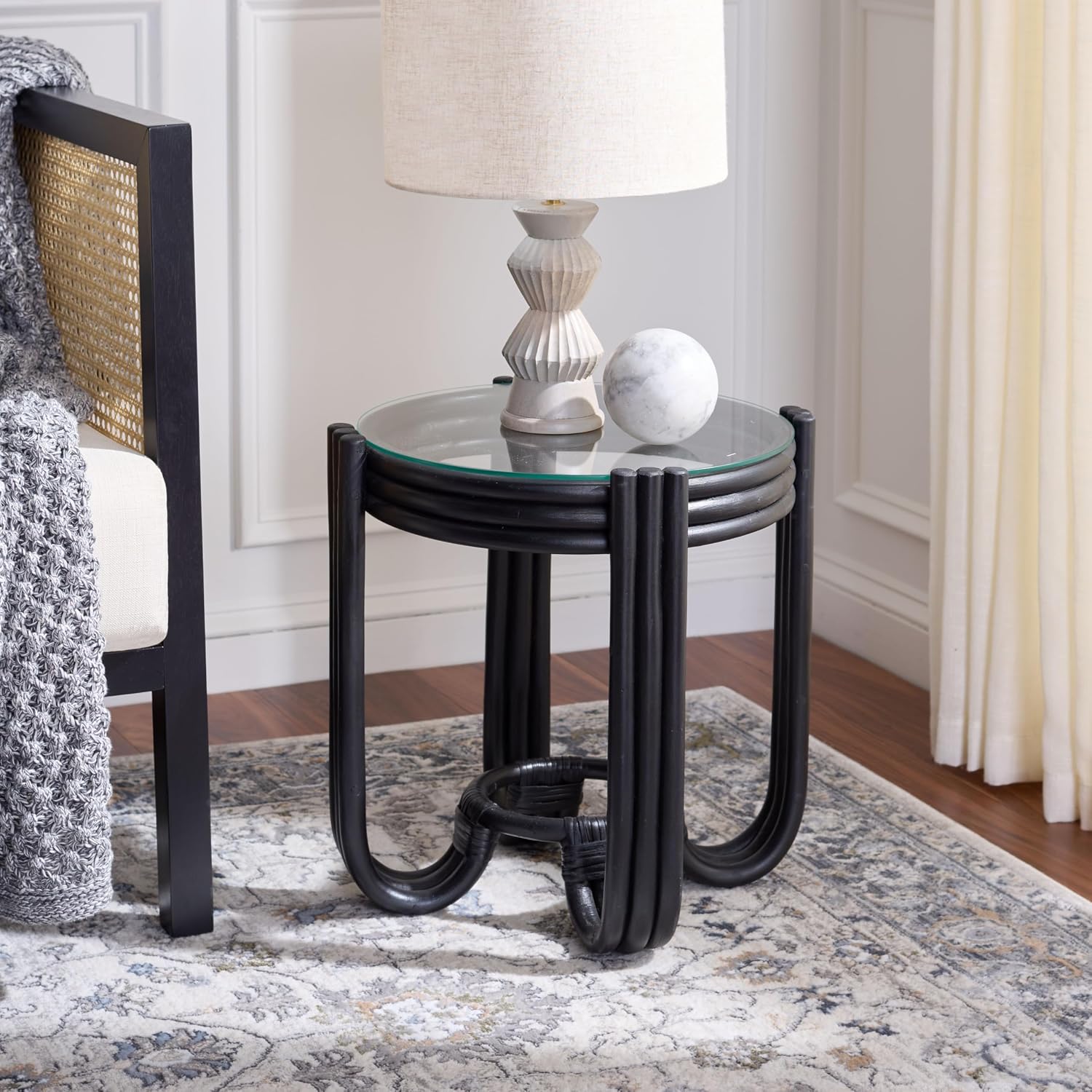 SAFAVIEH Home Collection – Bilian Round Accent Table, Black Rattan Base with Tempered Glass Top, Fully Assembled Accent Table for Living Room or Bedroom (ACC9900C)