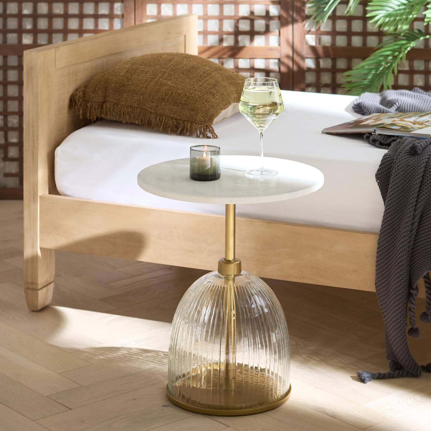 SAFAVIEH Home Collection – Kashi Clear Glass & White Marble Round Side Table, Modern Pedestal Accent Table, Fully Assembled (ACC3217A)