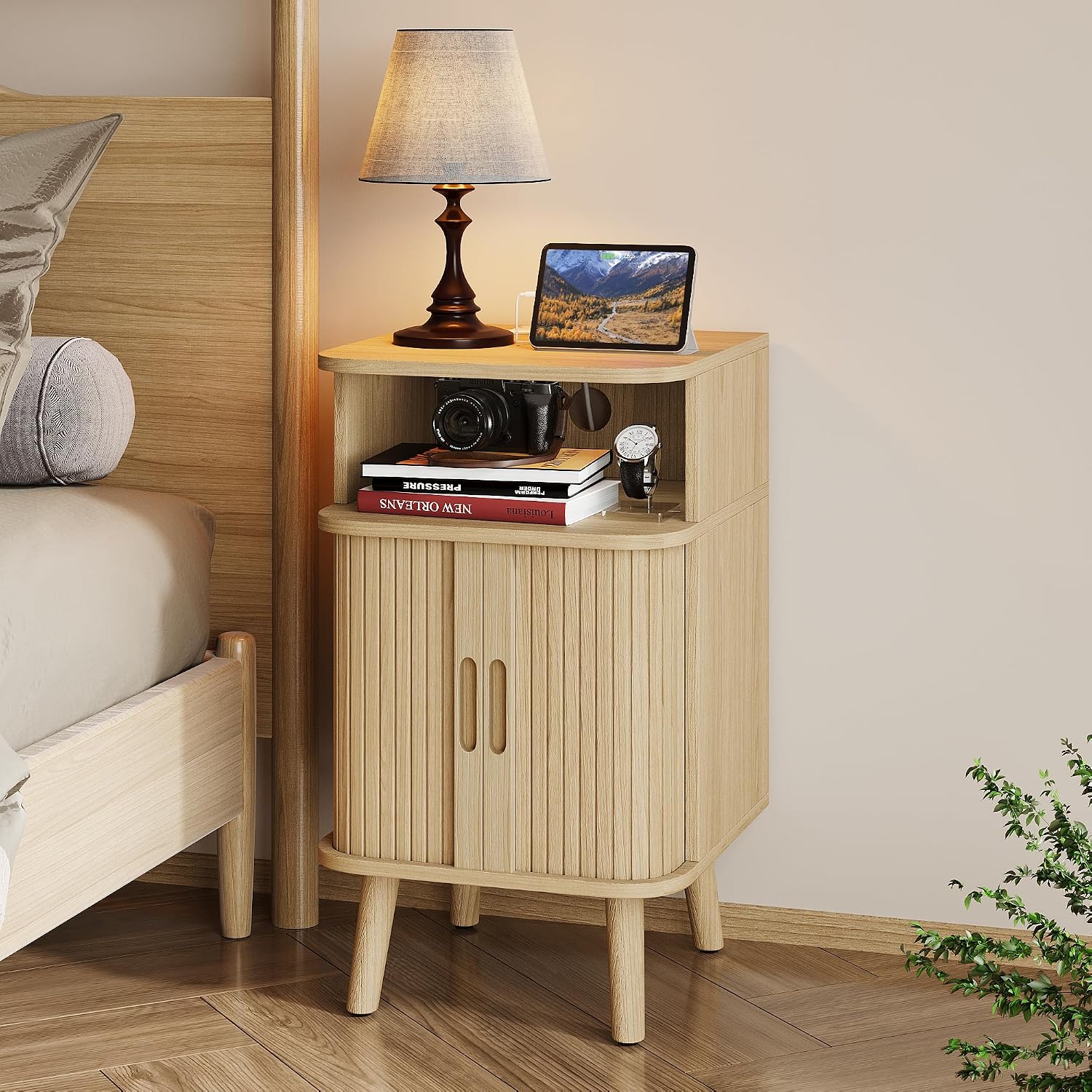 Alohappy Fluted Nightstands Set of 2 with Charging Station, Mid Century Modern Bedside Tables with Sliding Tambour Doors, Curved Wood End Table with Storage for Bedroom, Living Room, Natural Oak