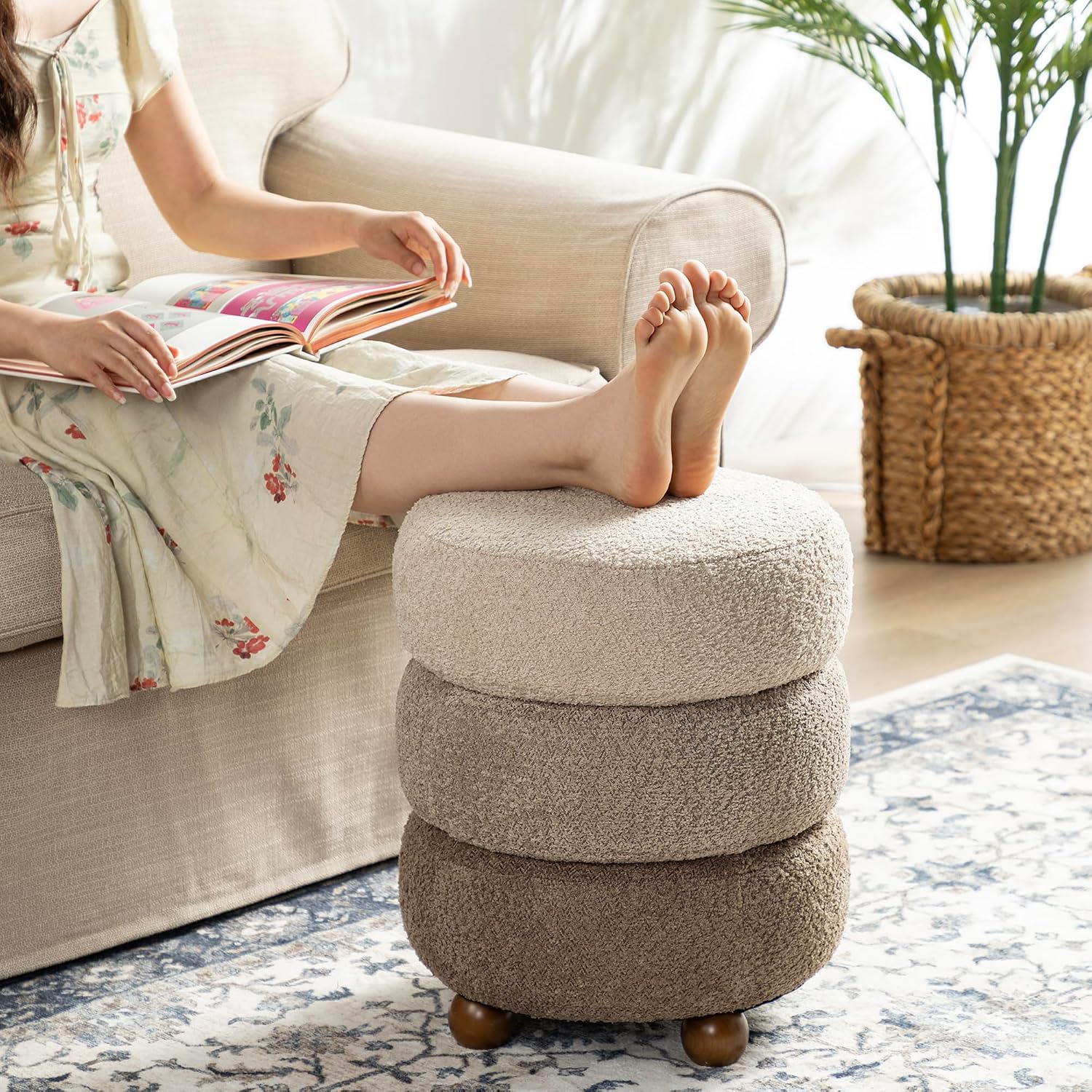 Glitzhome Round Ottoman with Storage, Small Foot Stool, Modern Accent Stool Upholstered Vanity Stool with Rubberwood Ball Feet for Bedroom Living Room Dorm Room, Gradient Brown