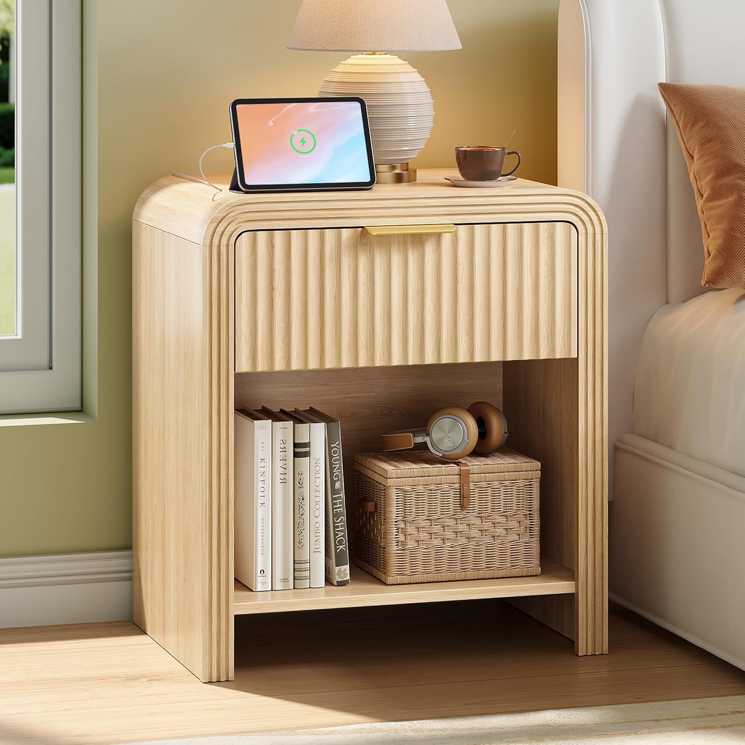 Decofy Fluted 1-Drawer Nightstand with Charging Station, Oak | Open Shelf, Gold Handles, Curved Profile, USB and Type C Ports, Wood Bedside Table for Bedroom Storage