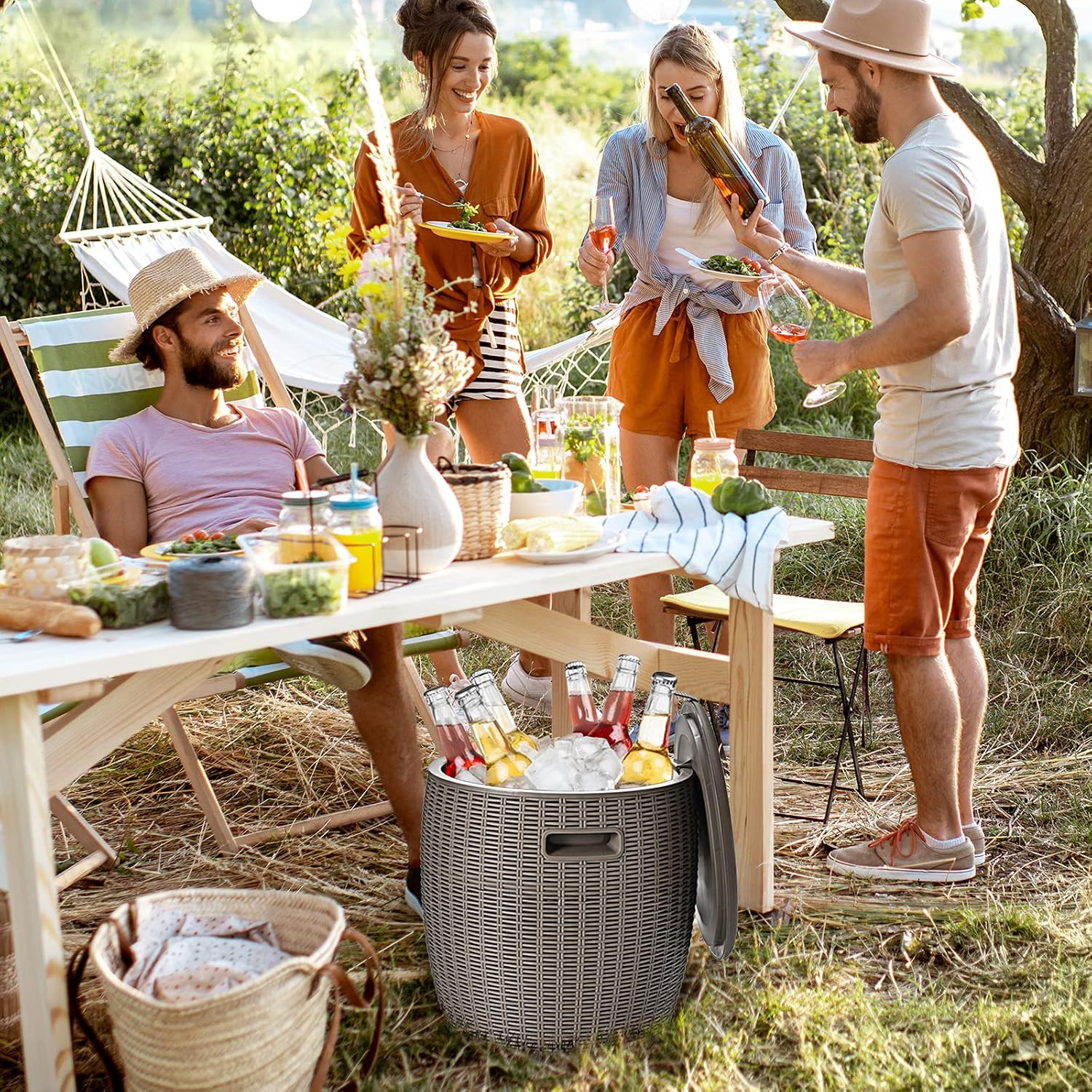 Tangkula 9.5 Gal Cooler Bar Table, Patio Wicker Ice Cool Bar Table, Outdoor Rattan Bar Table with Ice Bucket, Ice Bucket with Side Handles & Lid, Beer & Wine Cooler for Party, Poolside, Deck, Yard