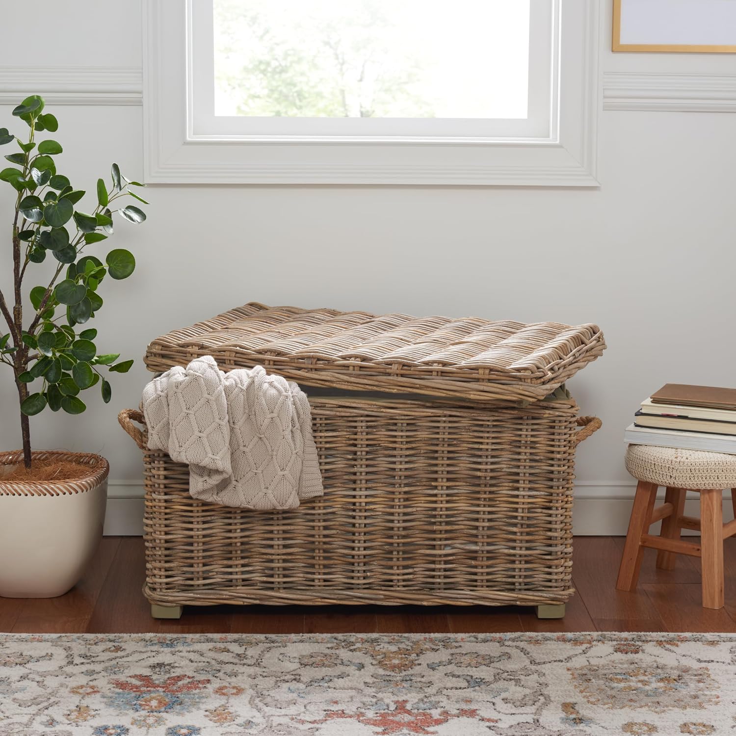 SAFAVIEH Home Collection – Salim Grey Rattan Storage Trunk with Handles, Woven Wicker Storage Chest for Living Room, Bedroom or Den, Fully Assembled (SEA7019A)