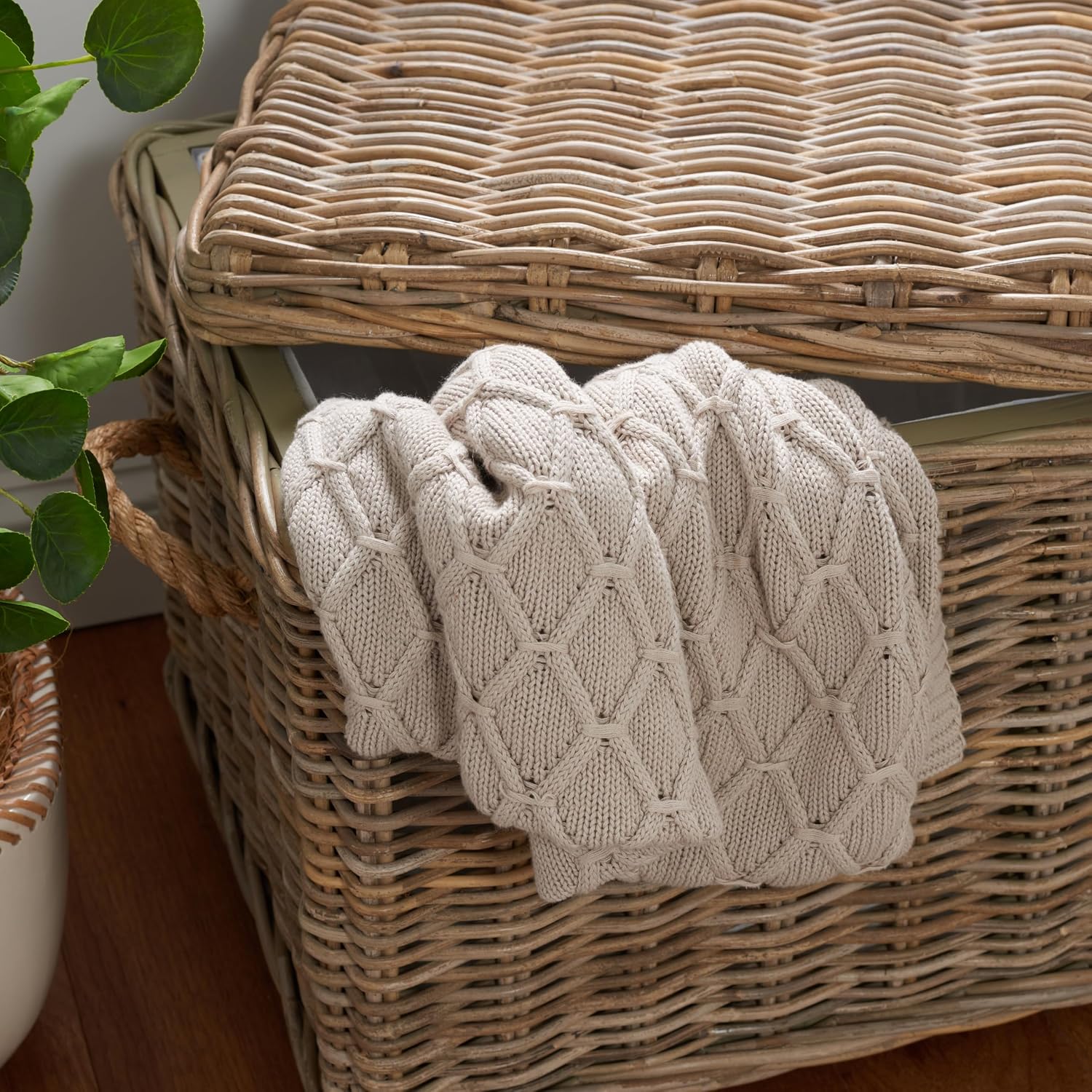 SAFAVIEH Home Collection – Salim Grey Rattan Storage Trunk with Handles, Woven Wicker Storage Chest for Living Room, Bedroom or Den, Fully Assembled (SEA7019A)